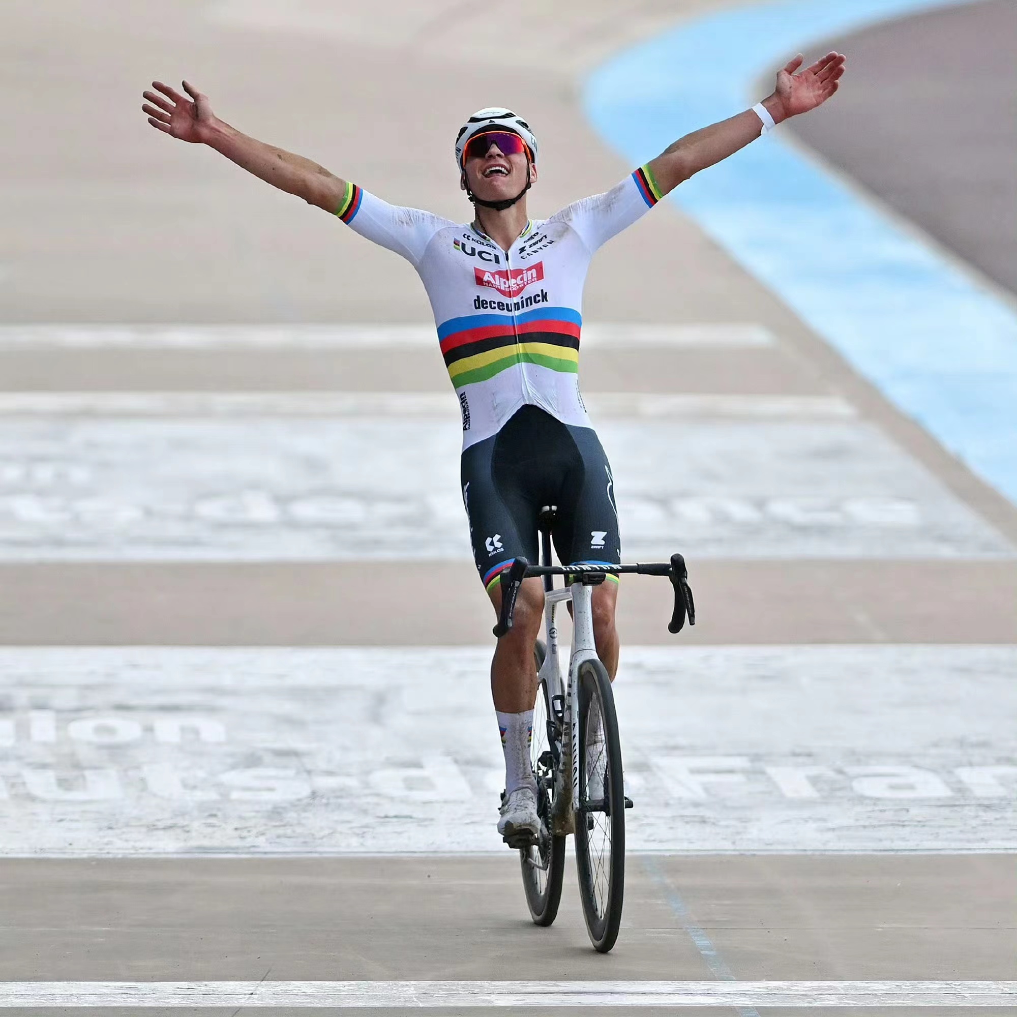 Van der Poel, il re delle corse automobilistiche che brilla nella Parigi-Roubaix